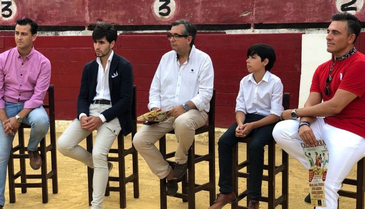 Foto de los participantes sentados