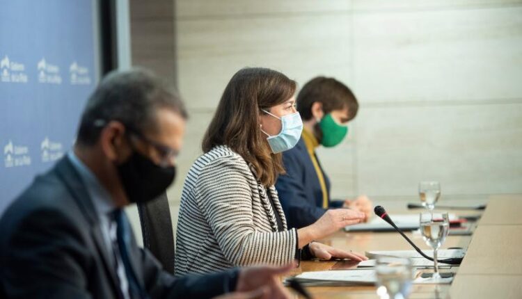 Sara Alba, Celso González y Pello Latasa en rueda de prensa