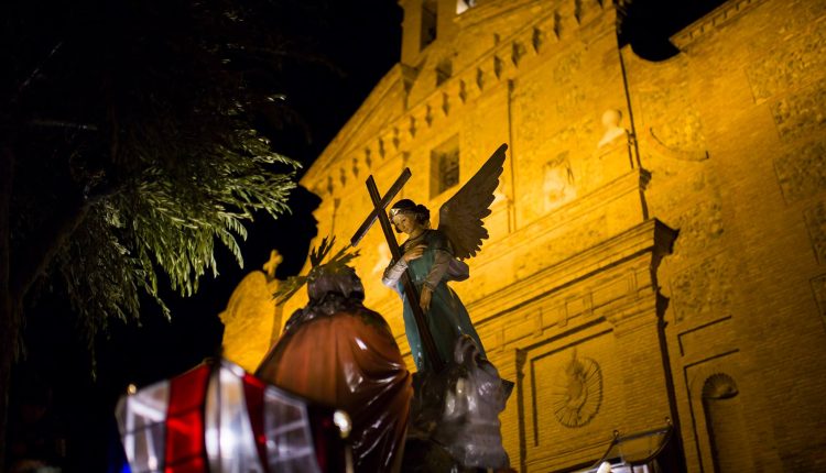 paso de Semana Santa de Calahorra portado por miembros de Cofradía de la Vera Cruz frente a la iglesia de San Francisco
